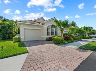 7803R 33rd St E, Sarasota, FL 34243