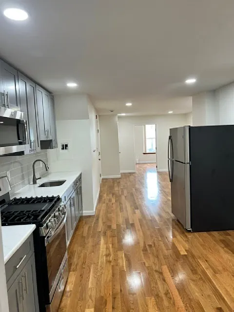 1 bed, 700 sqft, $1,000 — Photo 3