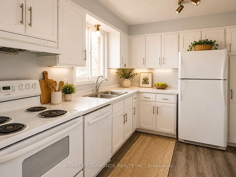 558 1st Ave #BASEMENT — Photo 2
