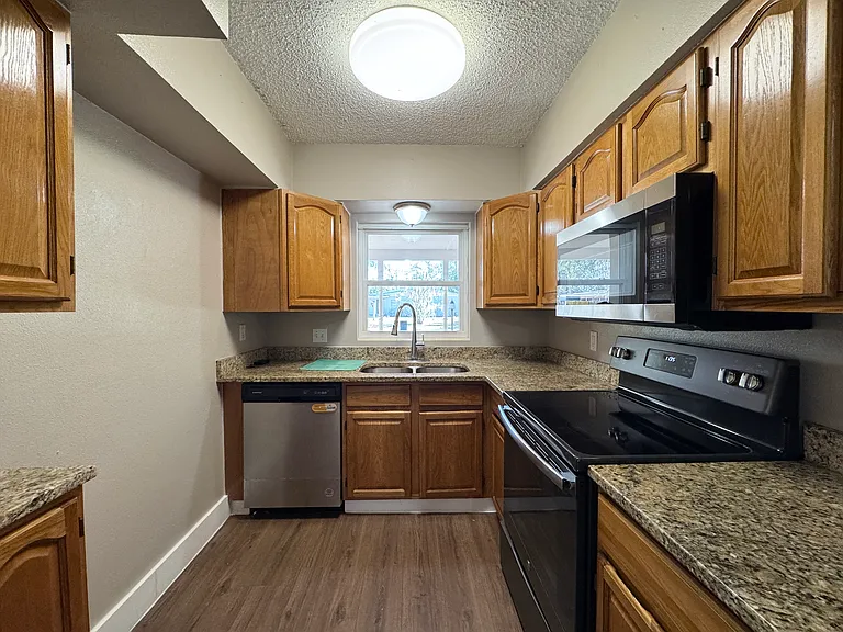 310 Longwood Dr — Photo 10