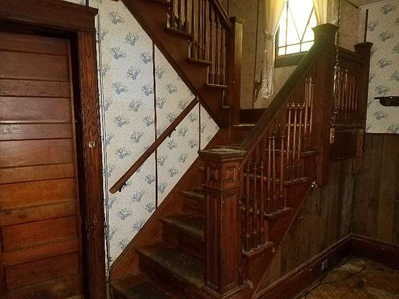 3rd image of 251 W Calthrop Ave