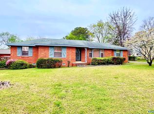 4215 McClain Ln NW, Huntsville, AL 35810