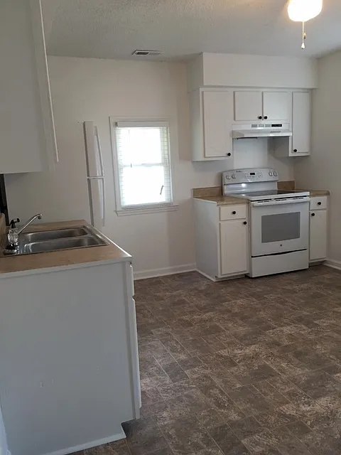 2 bedroom House in Bridgeton - Lawn Care Included — Photo 4