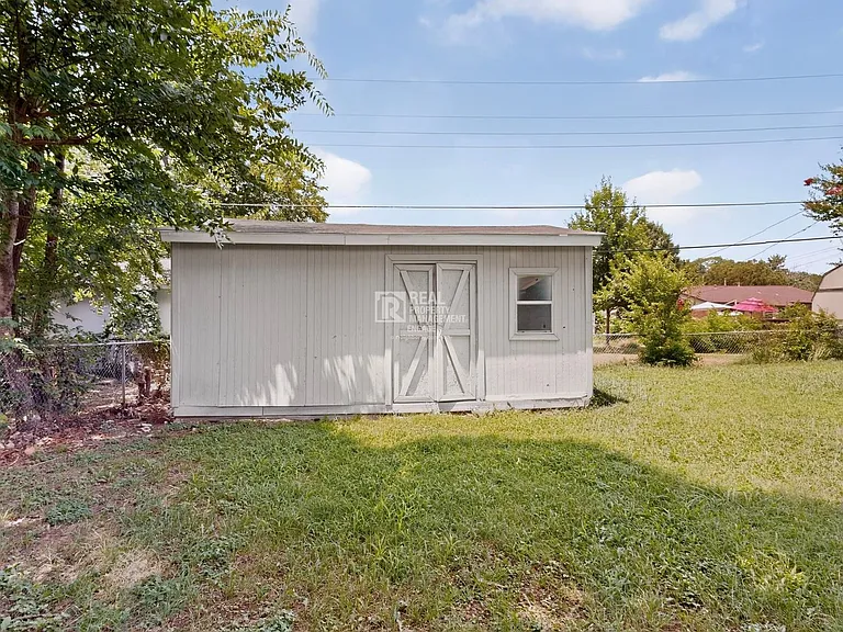 303 Westwood Dr — Photo 29