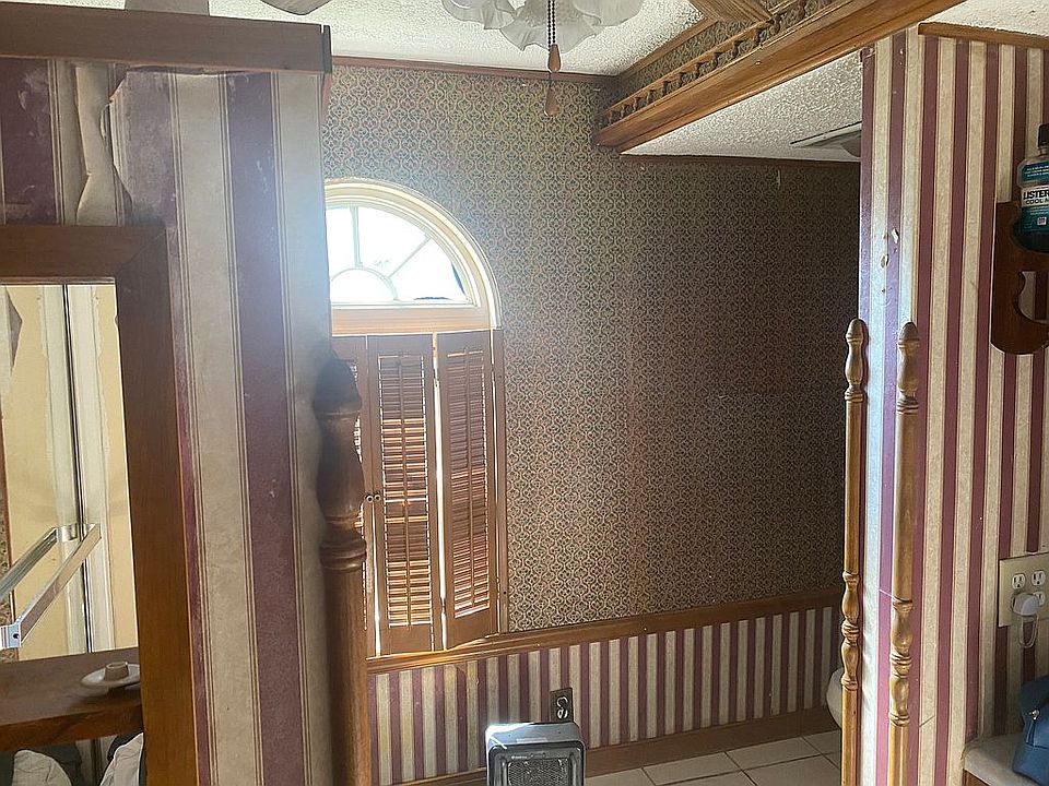 2nd image of 2404 Lovell Ave
