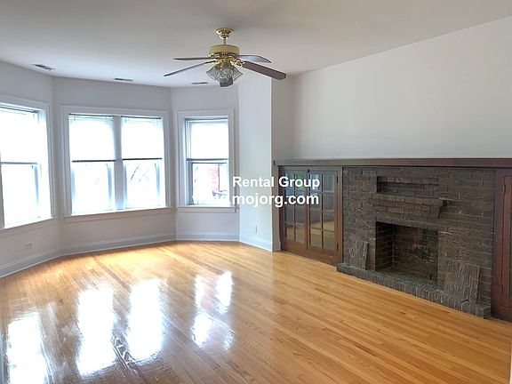 2nd image of 3302 N Leavitt St APT 2