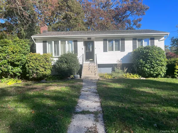 15 Wenmore Lane, Port Jefferson Station, NY 11776