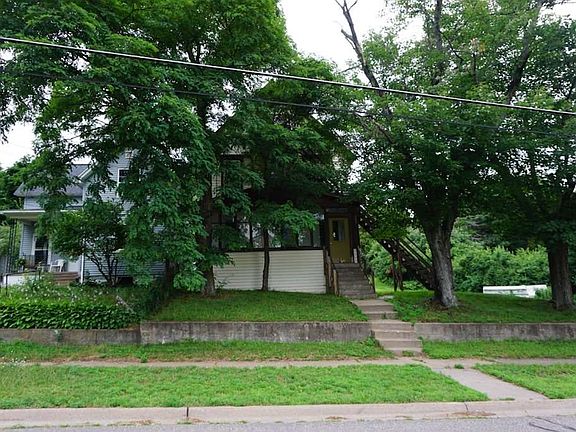 2nd image of 828 W Bluff St