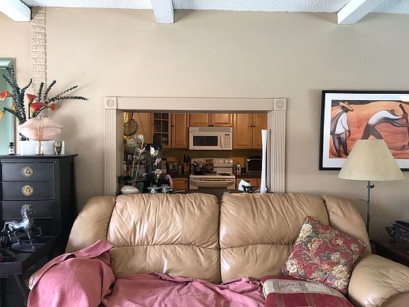 Pass through to kitchen 