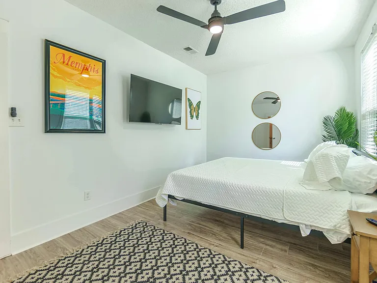 1054 Meda St — Photo 10