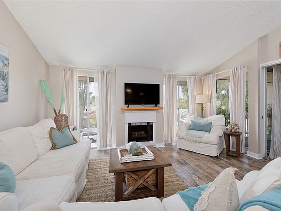 2nd image of 1885 Diamond St #320