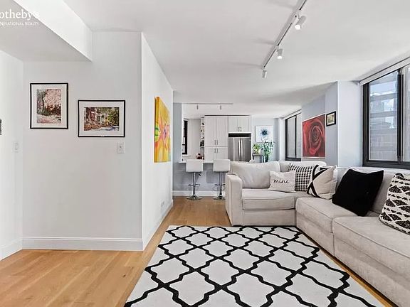 4th image of 224 E 52nd St APT 18