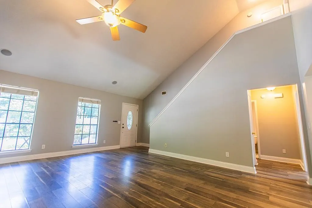 3 bed, 2.0 bath, 2223 sqft, $2,600 — Photo 4