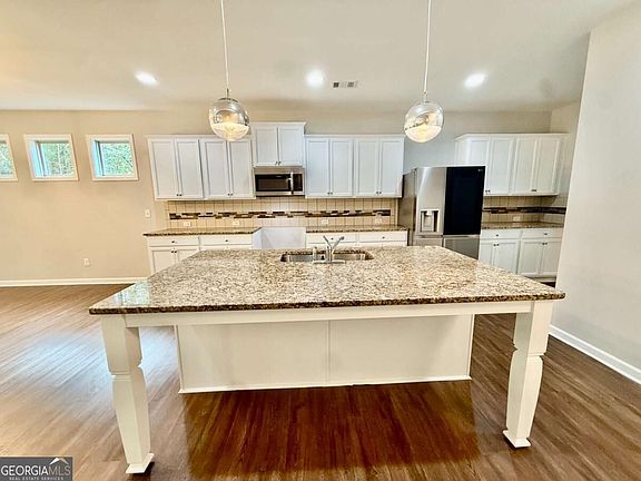 3rd image of 5190 Amberland Sq