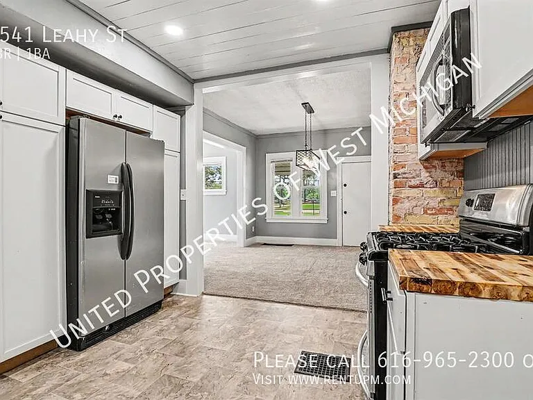1541 Leahy St — Photo 2