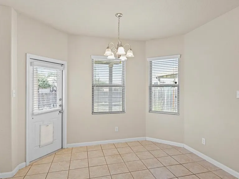 6847 Fort Bnd — Photo 5