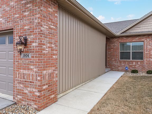 3rd image of 1906 Dunraven Rd