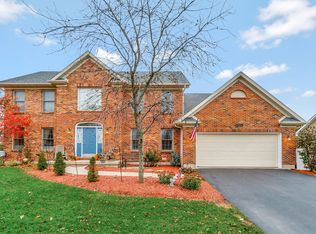 749 Queens Gate Cir, Sugar Grove, IL 60554