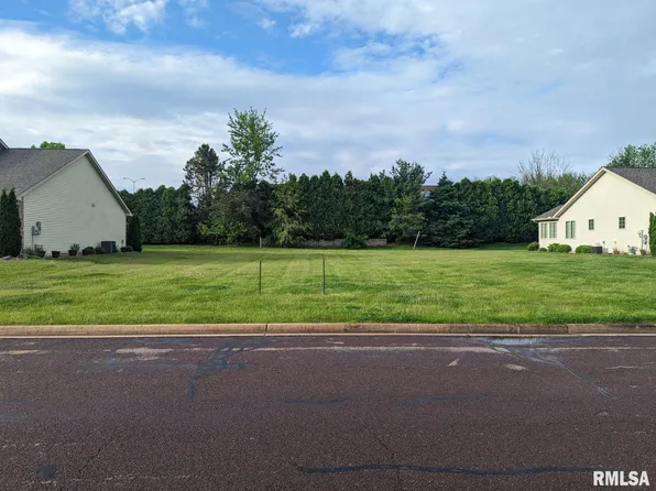 W Eagle Point Dr, Peoria, IL 61615