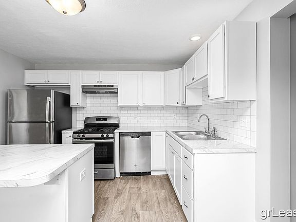 5th image of 25 Seward Ave NW #1