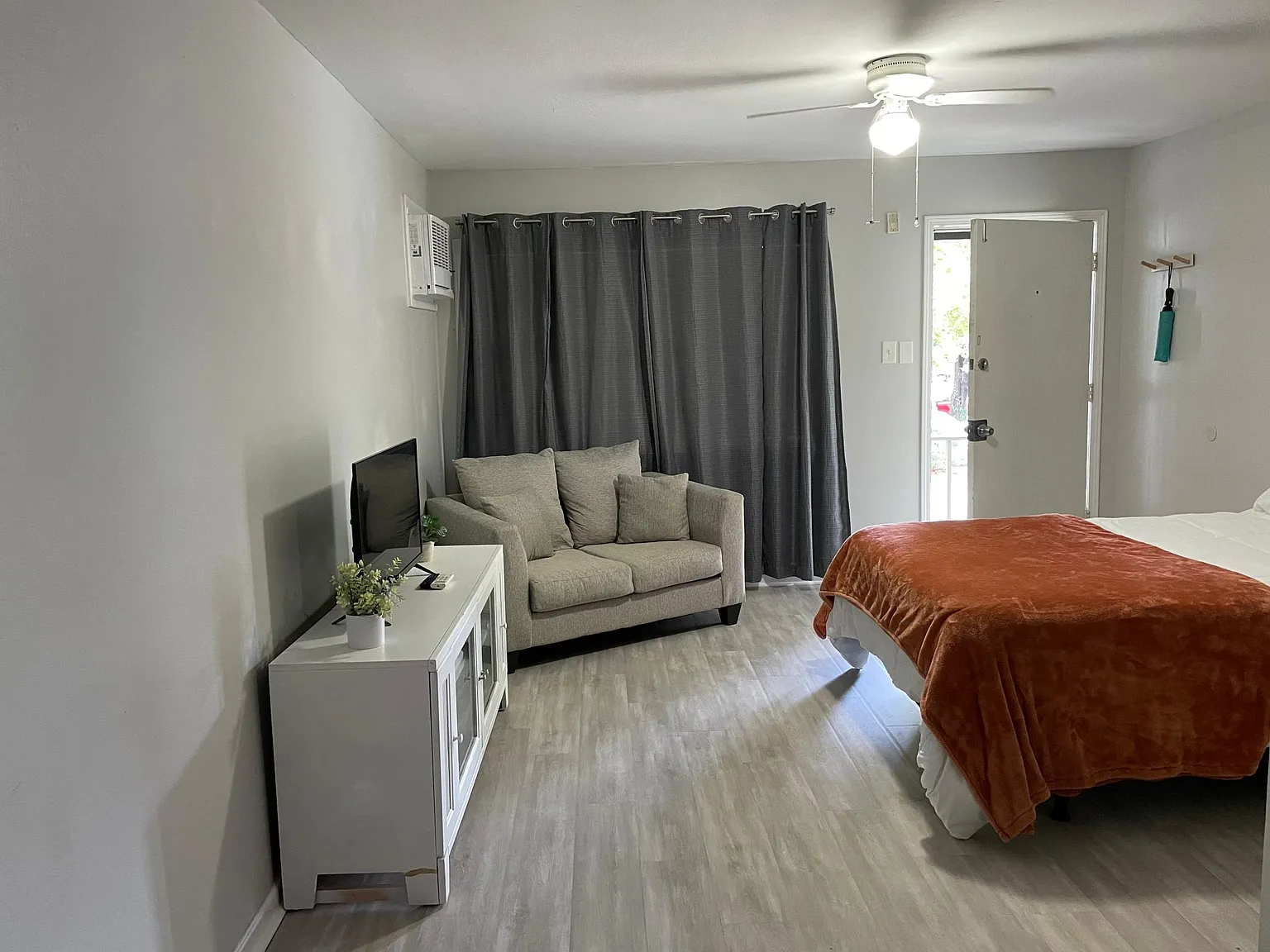 Studio, 300 sqft, $1,400 — Photo 2
