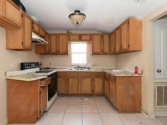 3rd image of 624 Foster Ave