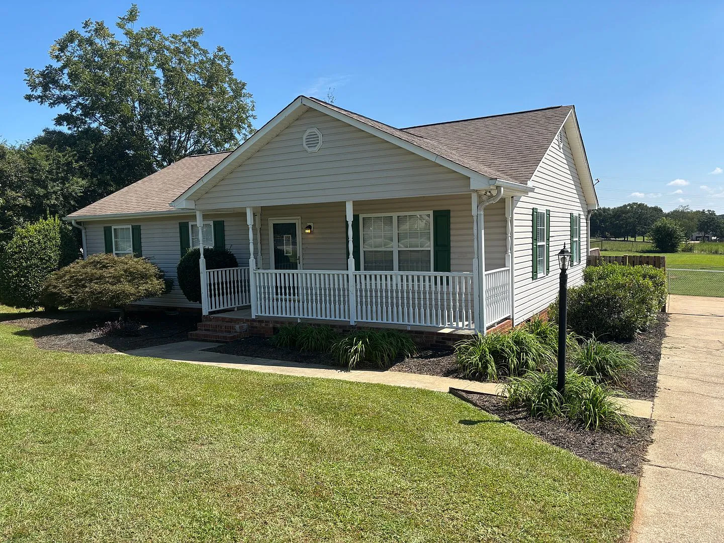 Beautiful 3-Bedroom Home in Lyman Available Now! — Photo 3
