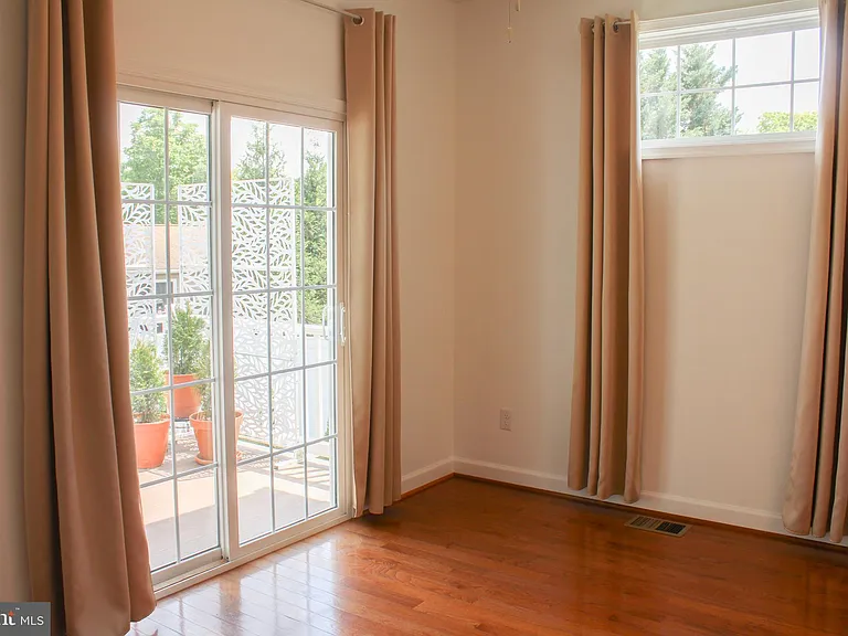 335 S Commerce St — Photo 20