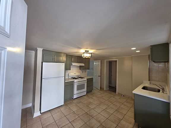 5th image of 154 Middle St Floor 1