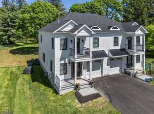 4 Riverside Dr, Clinton, NJ 08809