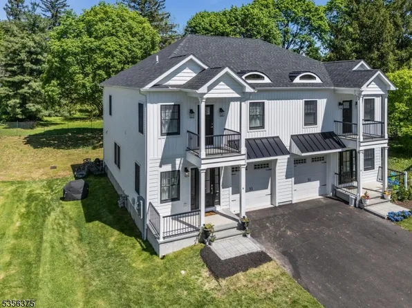 4 Riverside Dr, Clinton Town, NJ 08809