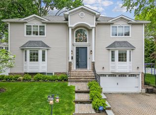 39 Drury Ln, Demarest, NJ 07627