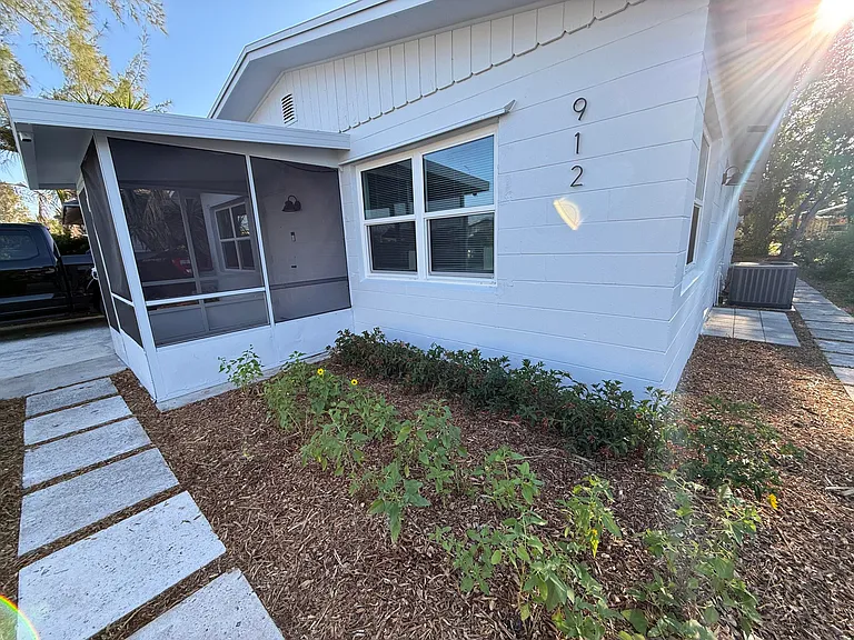 912 SE Tarpon Ave — Photo 2
