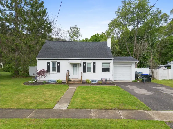 844 E Circle Dr, Vestal, NY 13850