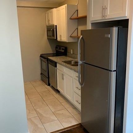 3rd image of 708 W 48th St APT 203