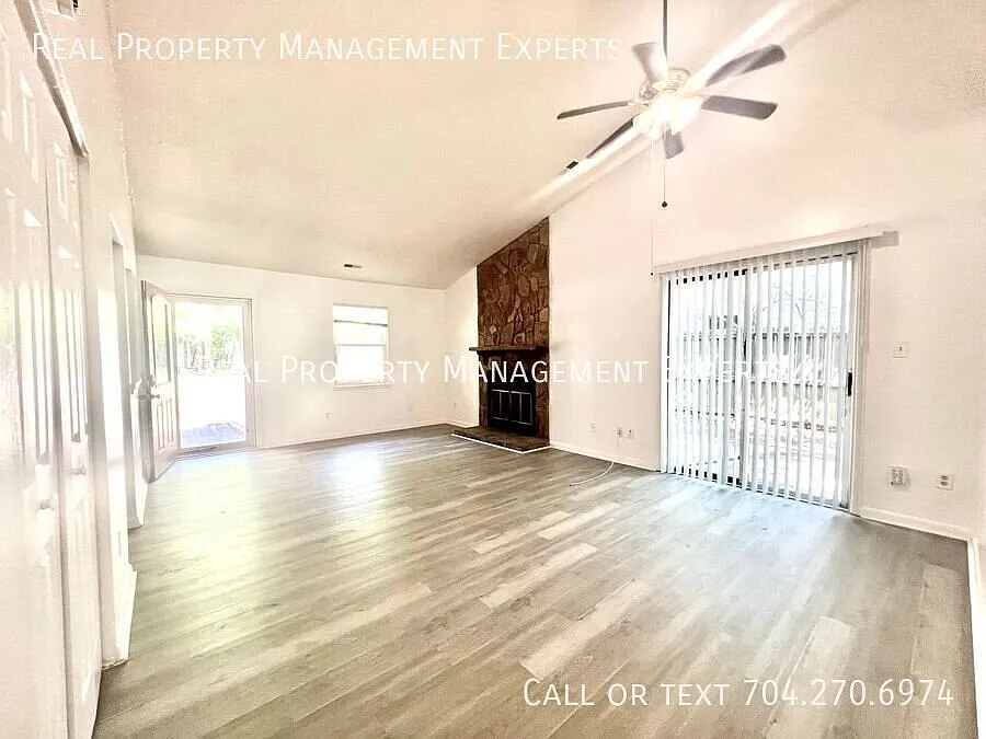 **Move In Special Beautiful 3br/1.5ba Home In Charlotte! — Photo 4