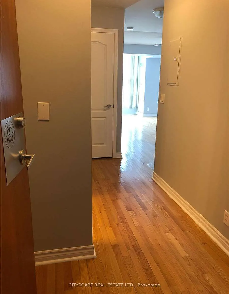 33 Elm Dr W — Photo 1
