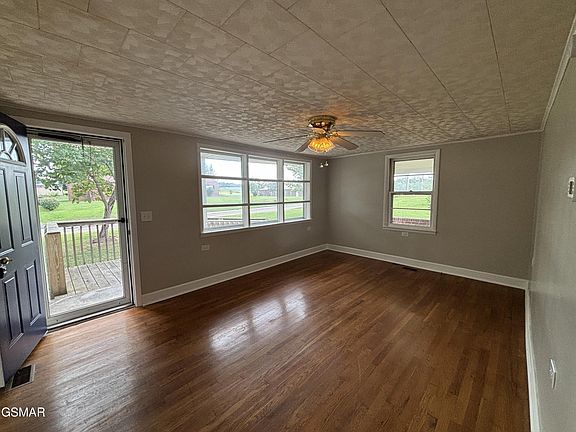 2nd image of 1462 Main St