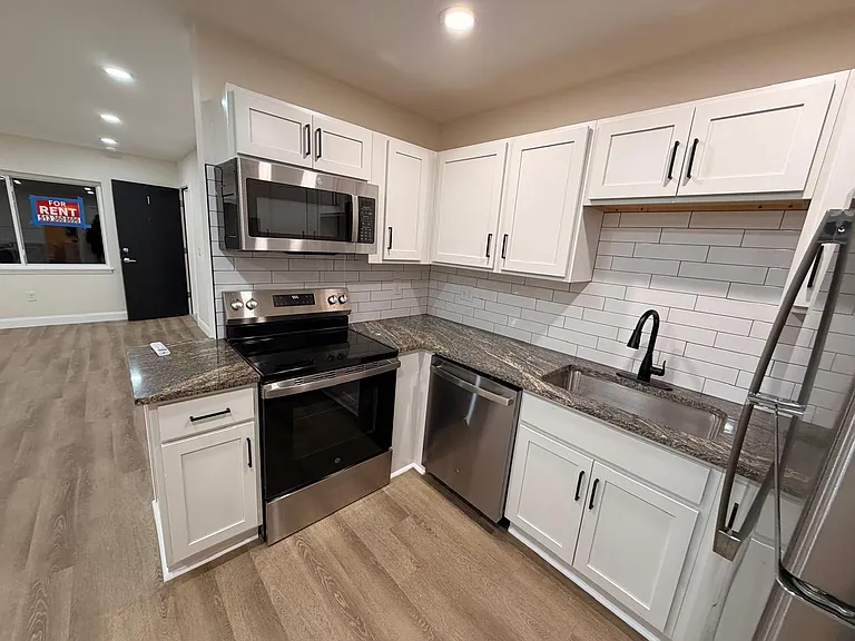 538 Clinton Springs Ave #3 — Photo 6