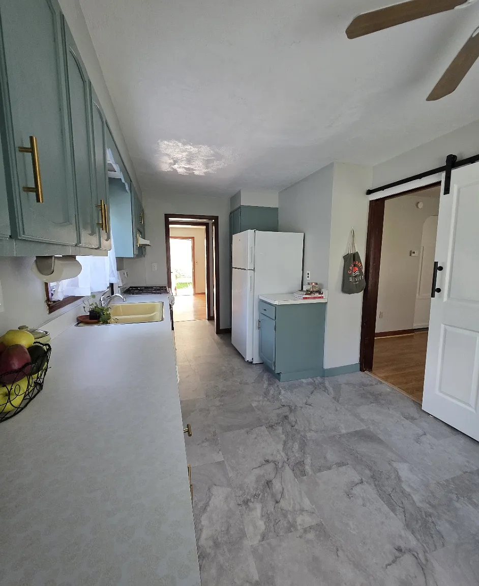 932 Violet Ave — Photo 2