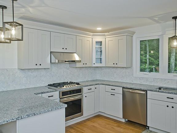 4th image of 68 Westwood Dr