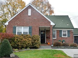 21 Crest Dr N, Cresskill, NJ 07626