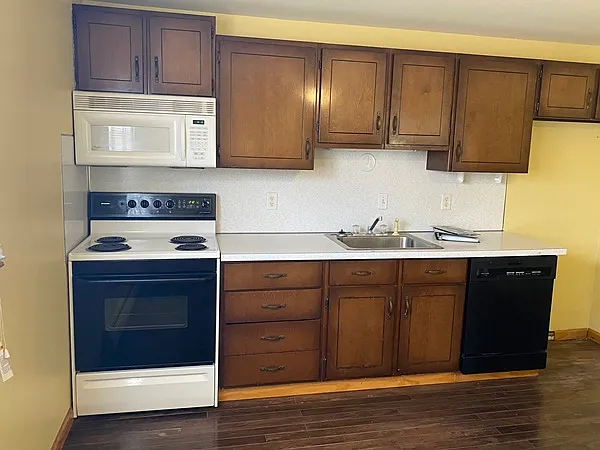 3 bed, $1,695 — Photo 2