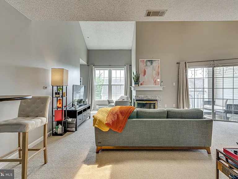 273 S Pickett St #401 — Photo 2
