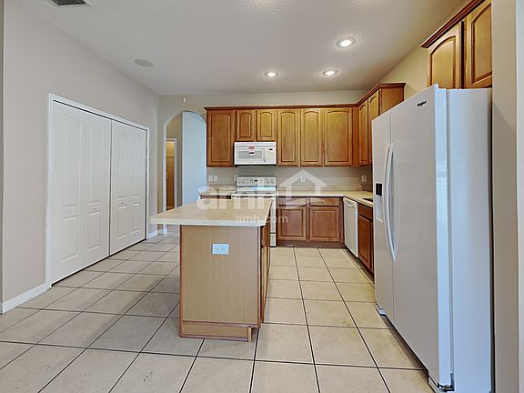 3rd image of 7400 Rex Hill Trl