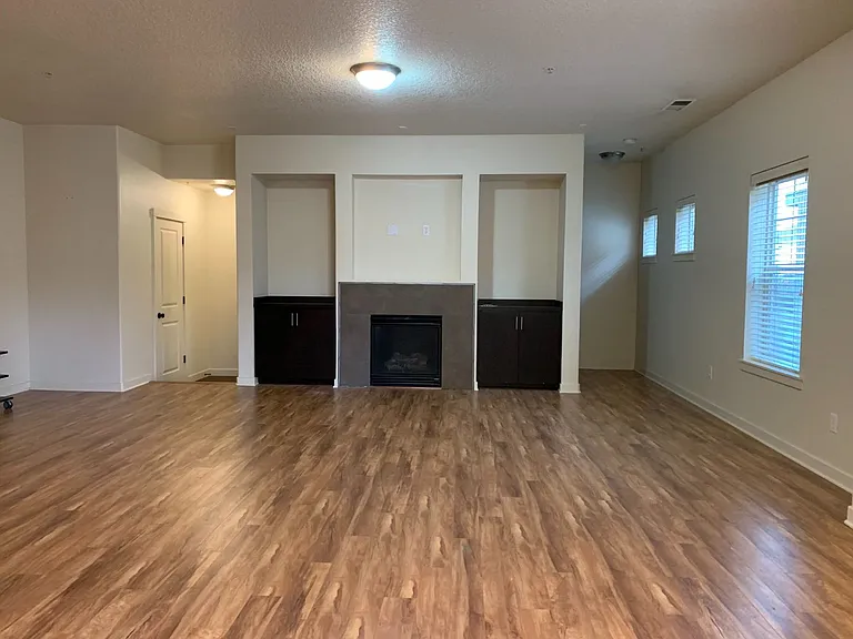 642 NE Newstead Ln — Photo 8