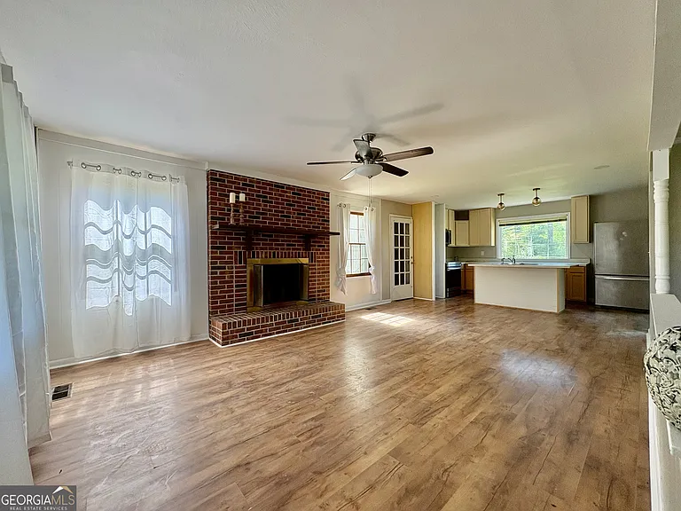 117 Laura Ln — Photo 3