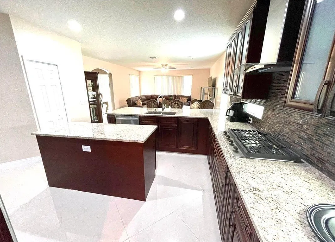 5 bed, 4590 sqft, $5,550 — Photo 3