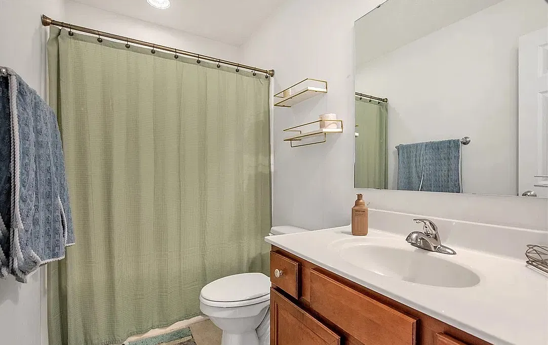 3 bed, 1998 sqft, $1,900 — Photo 3