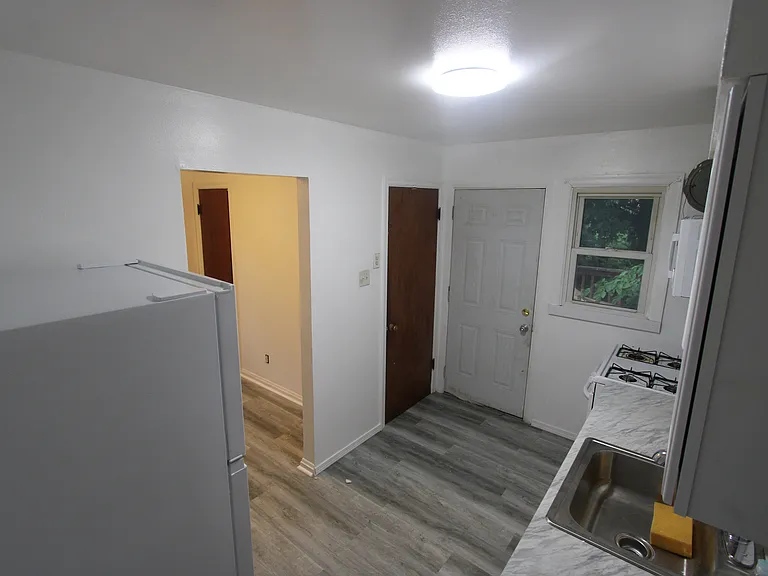 2437 Shannon Ave — Photo 6